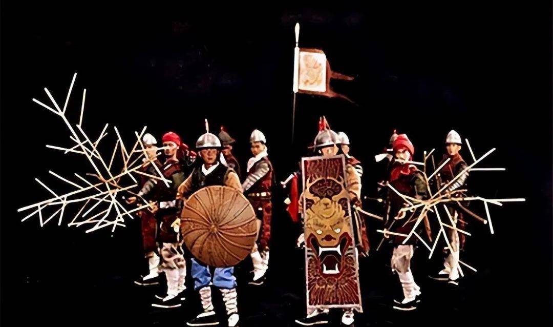 戚继光先把他们编好队伍,十二人为一队,四队为一哨,四哨为一官,置哨