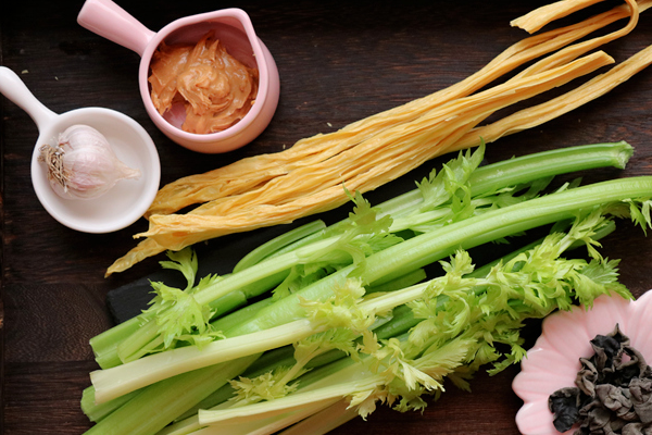 4月,常吃这5道菜,成本不超十块钱,给血管做一次"大扫除"_备用_芹菜