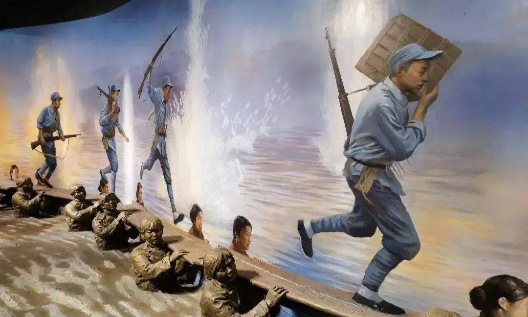 吾辈当自强,32名沂蒙红嫂扛着门板在冰冷的河水里搭起一座桥