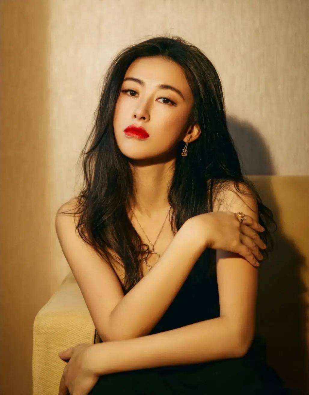 朱珠的美貌与魅力这身材,这气质,朱珠的女神写真美得令人窒息!