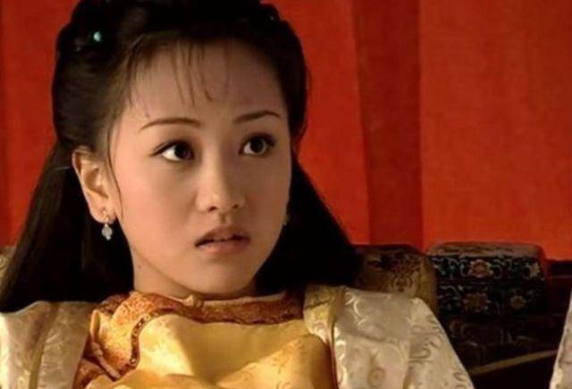 她是康熙的女儿,出嫁时康熙亲自护送,丈夫被康熙强制改名