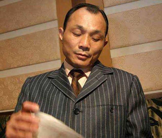 觉得自己已经有了足够能力的尧建云决定出师,离开杨红光的庇护自己去