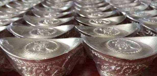 大臣献上2粒药,皇帝吃完断了气,遗诏中吩咐:赏大臣50两银子