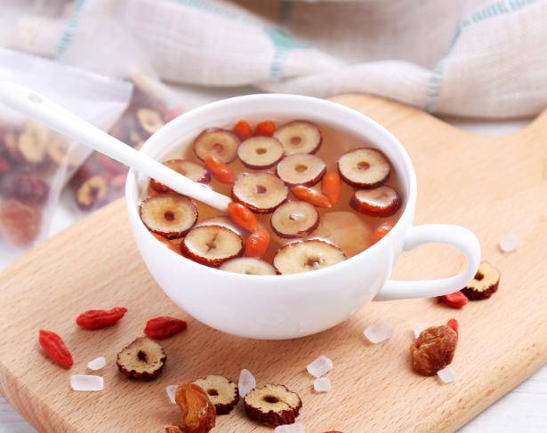 每天一杯枸杞泡水,或能收获7个变化,医生提醒:这4类人尽量少喝