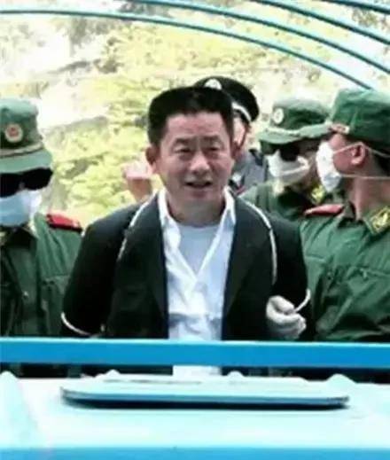 2005年,河南黑老大宋留根走下法庭,被押赴死刑刑场途中笑容满面