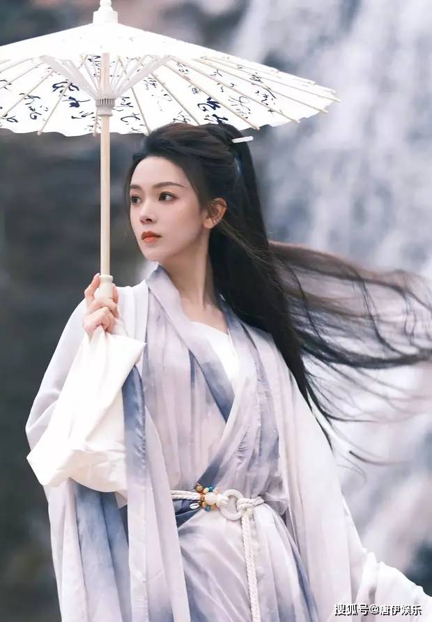 陈瑶古风写真惊艳亮相,清冷仙子独酌湖边,眼神凌厉引热议