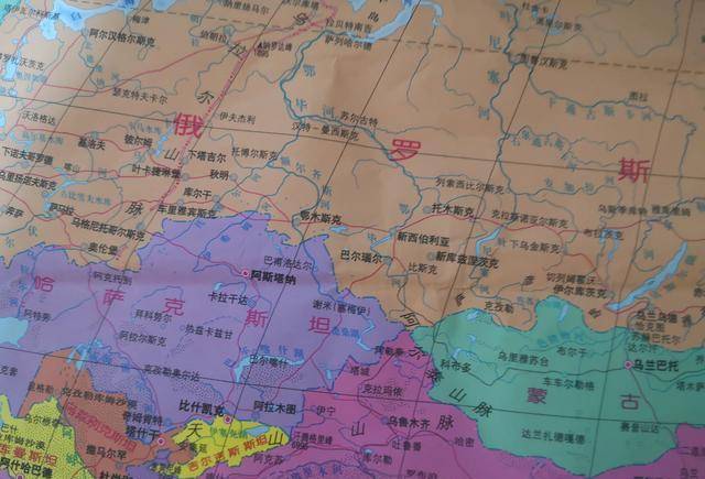 阿尔泰山:古代中国黄种人与白种人的分界,由此向西中国始有白人