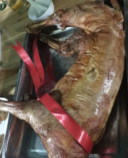 男子去吃烤全羊,吃前只有40斤,结账却成48斤