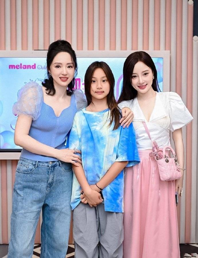 据悉李小璐和董璇私下都是非常好的朋友,每次他们女儿生日的时候两家