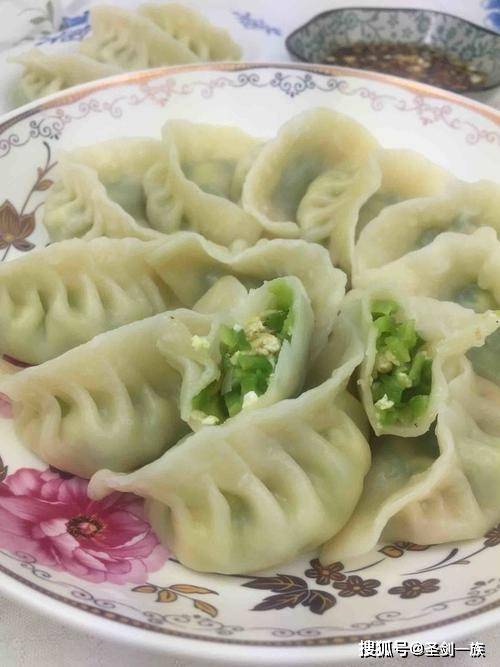 食材:苦瓜,香菇,猪油,鲜虾,饺子皮做法:1,苦瓜洗净切粒,香菇泡好也切