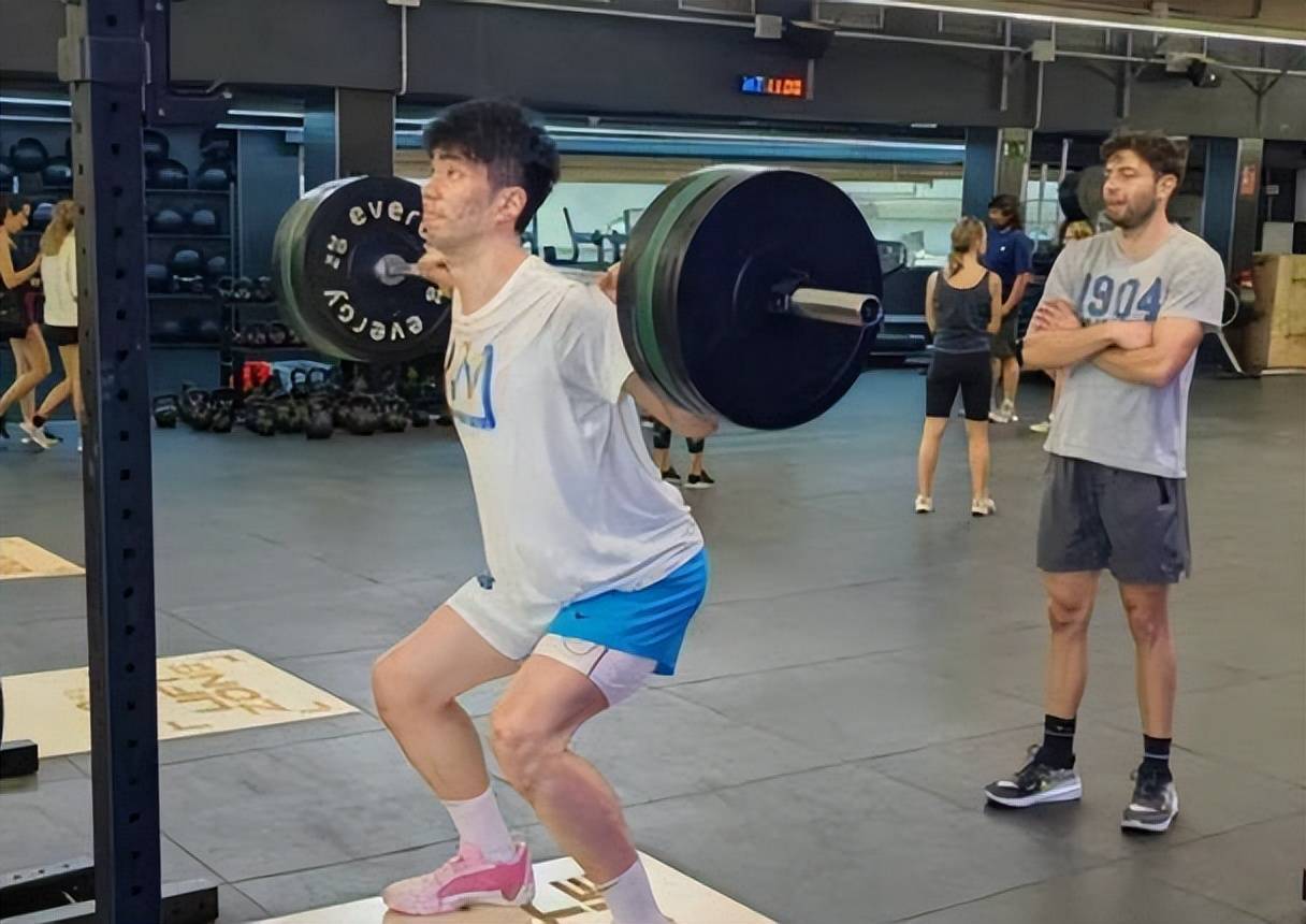 余嘉豪:走出"舒适圈"的大胆尝试无疑将令广大球迷充满期待.