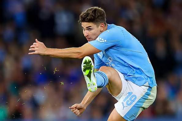 曼彻斯特城足球俱乐部,简称曼城,在各项赛事主场连胜21场,成为英超