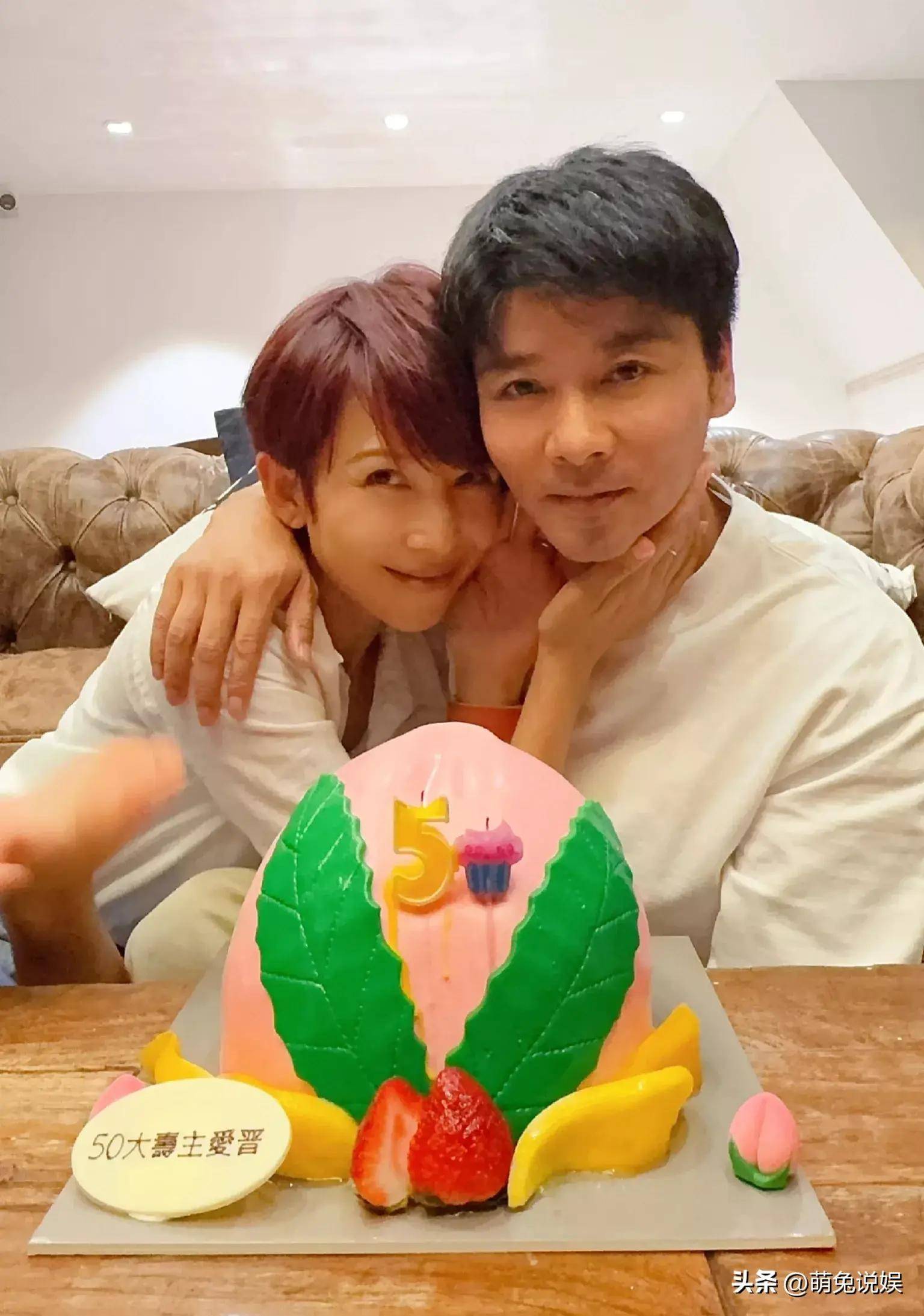 蔡少芬二女儿小学毕业,开心晒母女俩合照,11岁张信儿颜值随妈妈