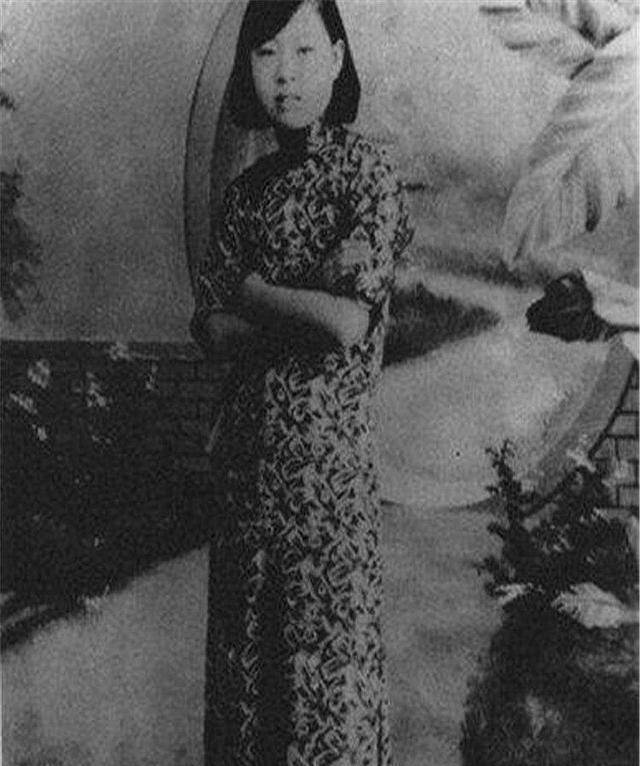 四,福贵人——李玉琴1943年春天,谭玉玲去世大概半年后,一心想让溥仪