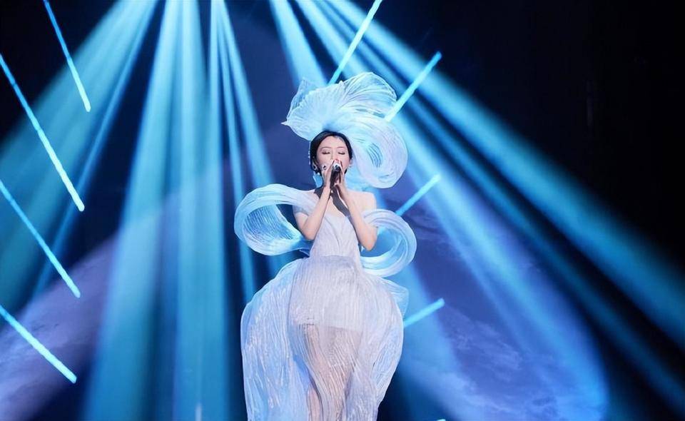 张靓颖活动半透视礼服,这就是肥臀蜂腰么?