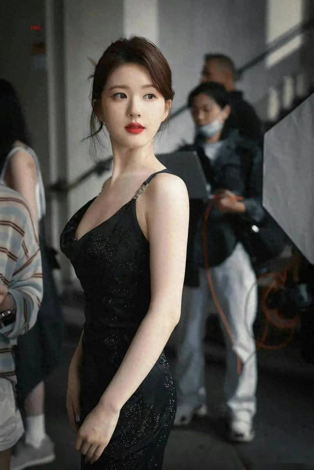 赵露思的丰满身形:黑色紧身连衣裙下的曼妙曲线