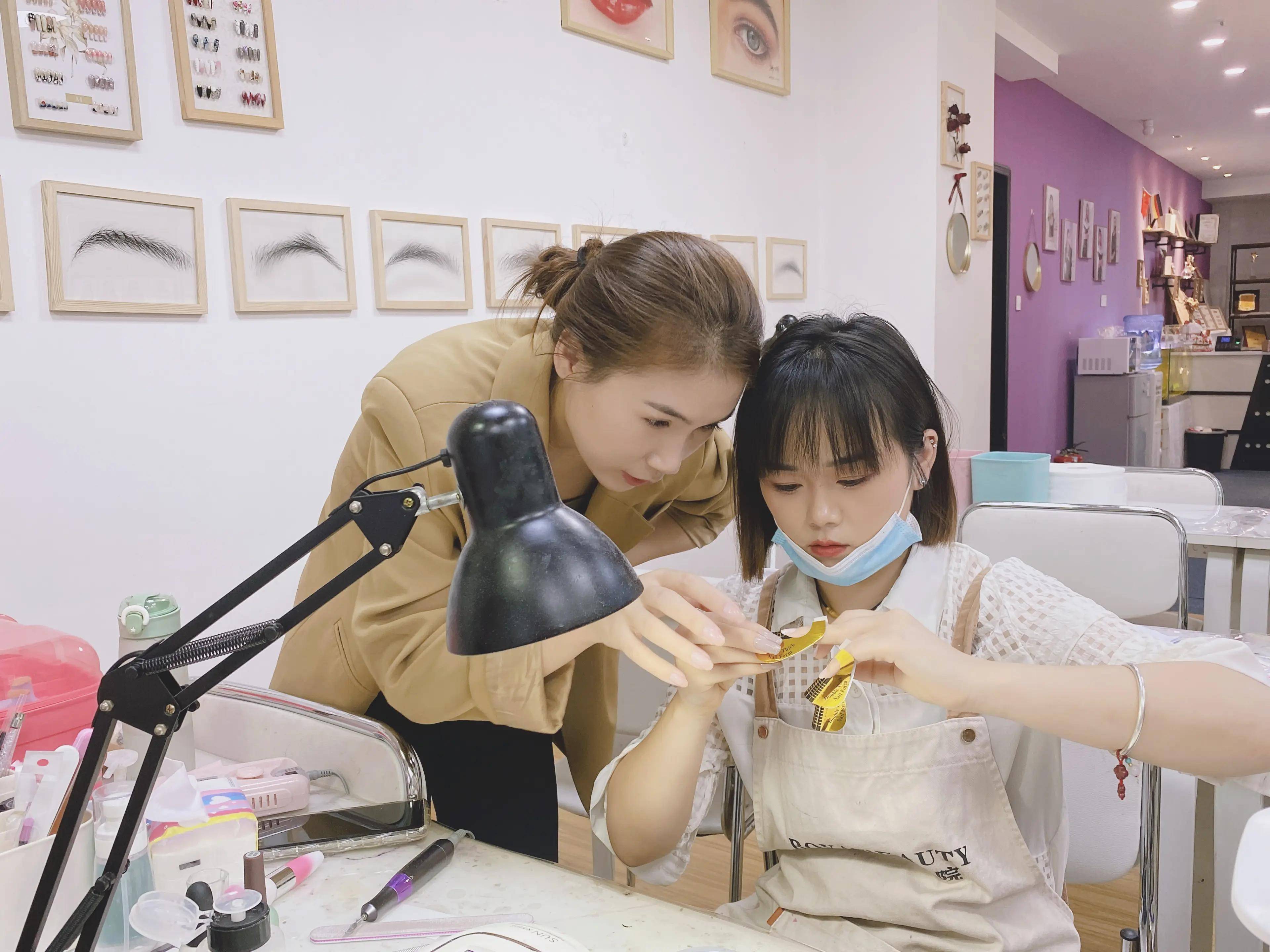 学美甲美睫纹绣去哪里学正规