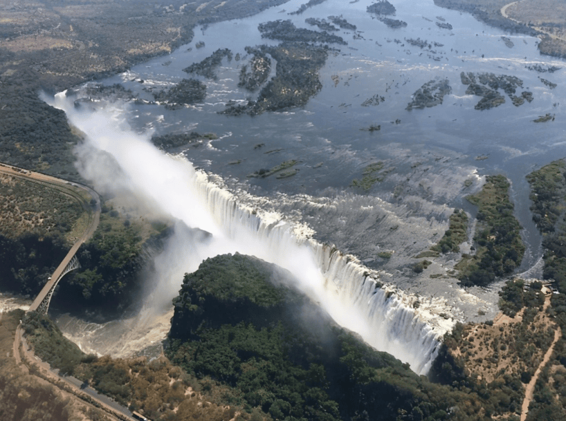 遍地都是瞎了的鱼,鱼都游不过对岸,这条河流到底有什么价值?