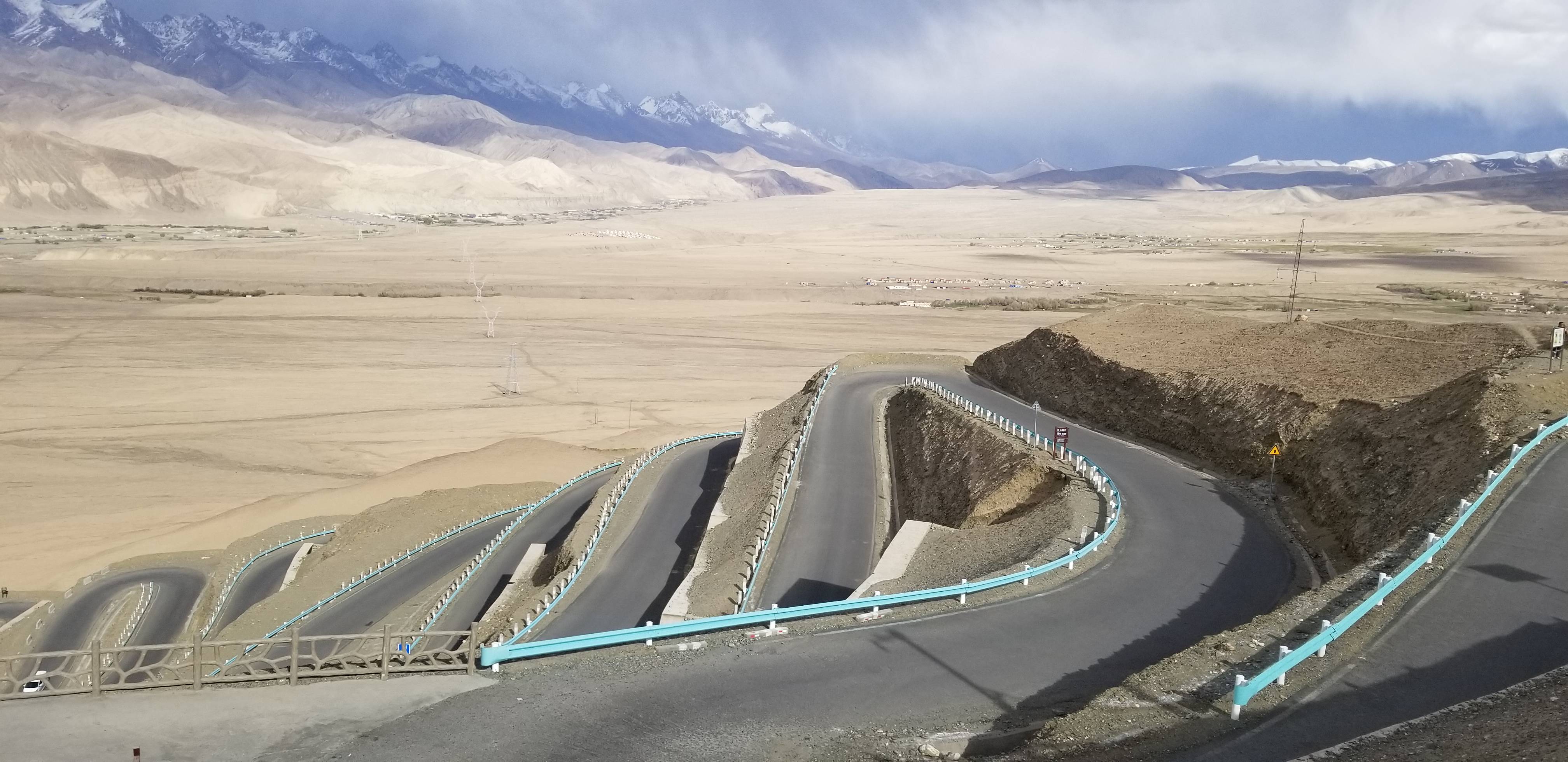 从低处仰视,盘卧在山坡上也是一样美.