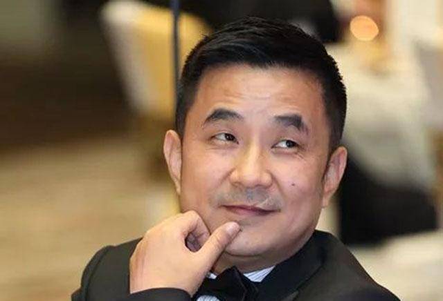 从江西首富到负债800亿:带女明星和61亿潜逃国外,亲爹葬礼也不回