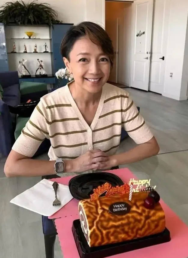 近照中杨婉仪的额头和眼睛虽有皱纹,但胜在苹果肌丰满,身材也保持得不