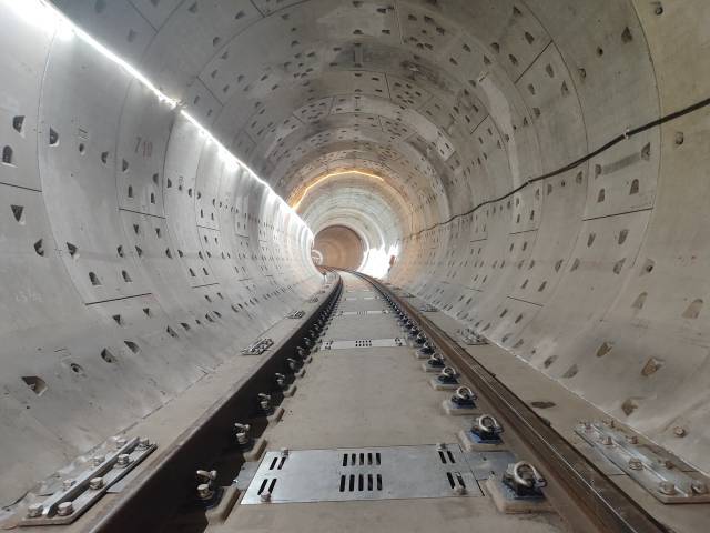 最长区间隧道双线贯通 广州地铁十二号线完成双节点任务