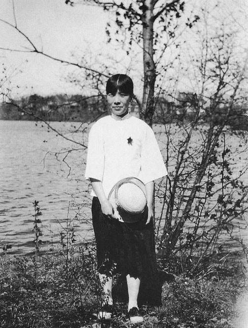 冰心动身回国之前,他托冰心将一封求婚书带回给国内的谢家父母.