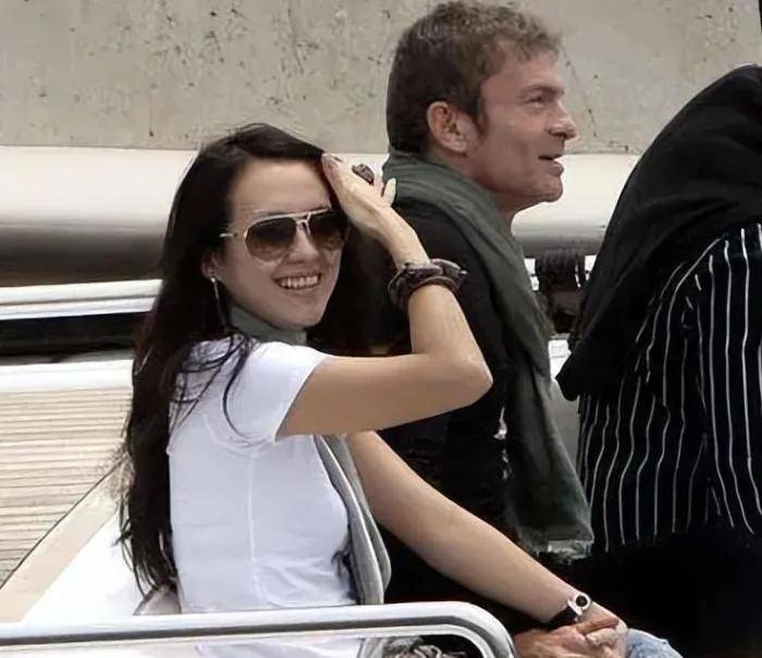 当年和章子怡谈了4年的男友,居然变成了老头子?_艾维_汪峰_开心