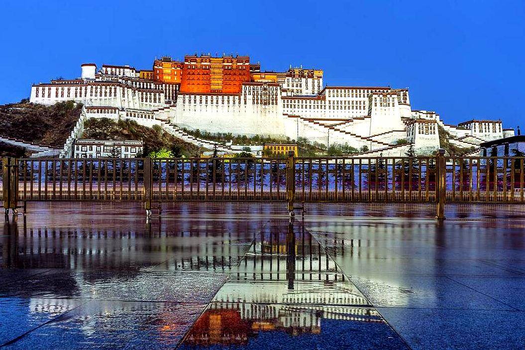 在此期间,包括拉萨在内的全自治区非寺庙类a级景区全部实行