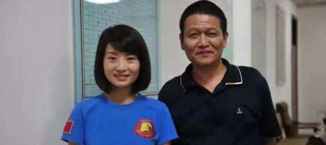 的"金孔雀"一生追逐飞行梦,不幸牺牲后36万人自发送行_余旭_沈玲_表演