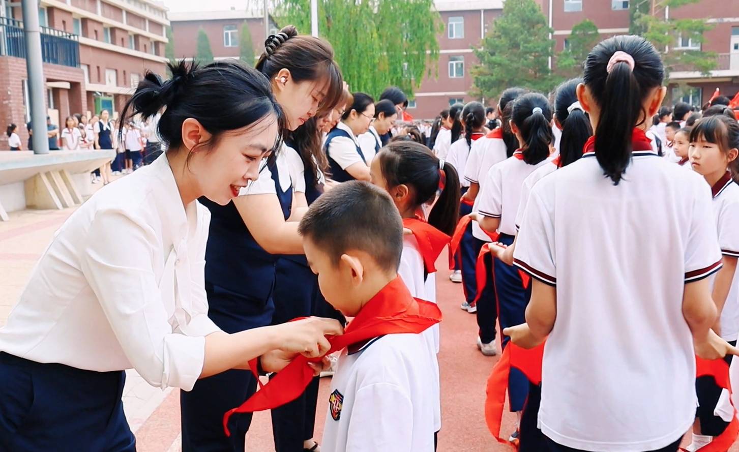 包头市青山区哈达道小学举行一年级新队员入队仪式暨少先队表彰活动