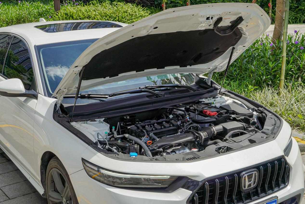 英仕派挑战凯美瑞:b级轿车市场新王者崛起,性能与空间更胜一筹