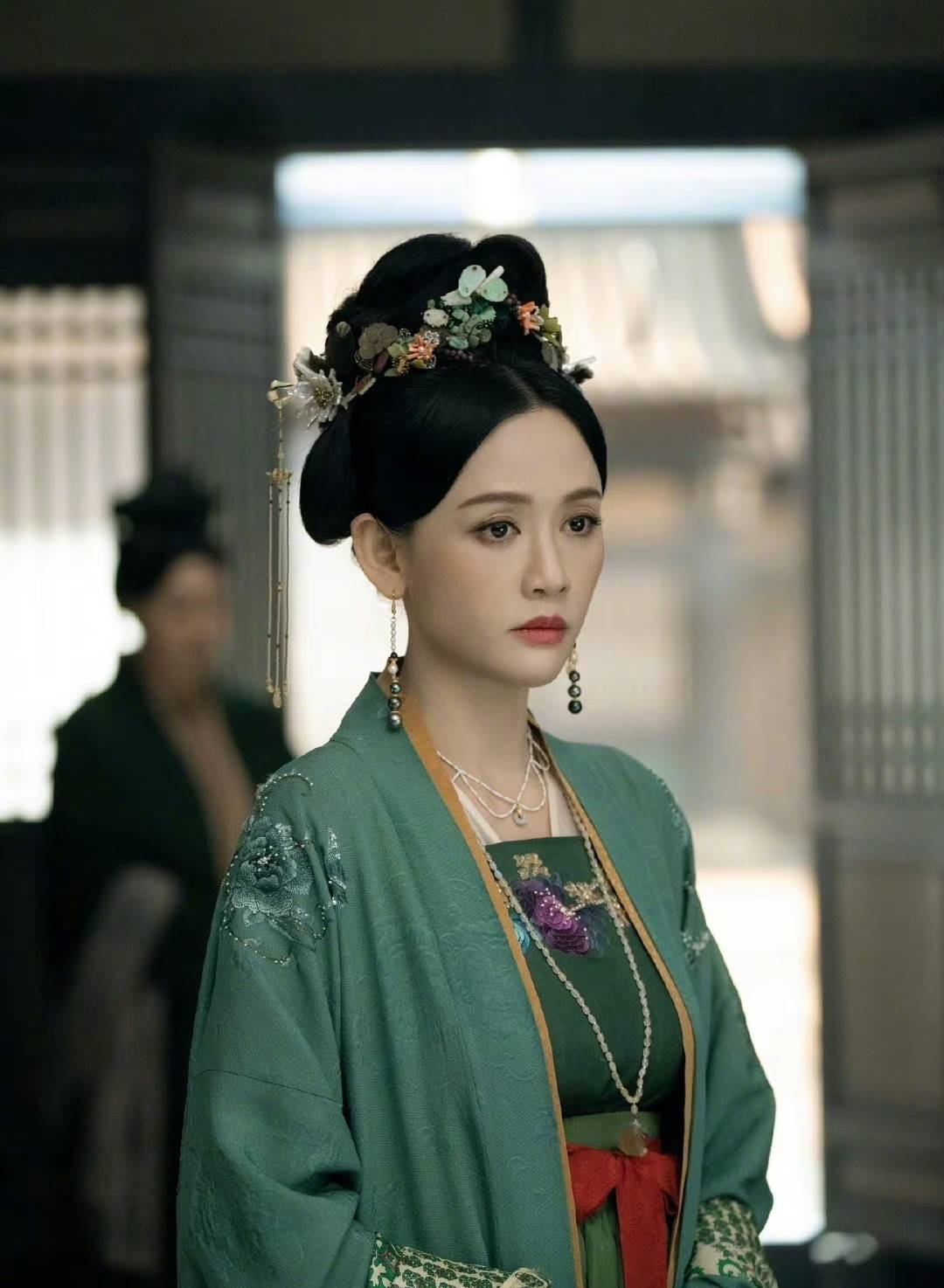 被《墨雨云间》孔雪儿惊艳了,好身材遮不住,红肚兜吊带装太吸睛