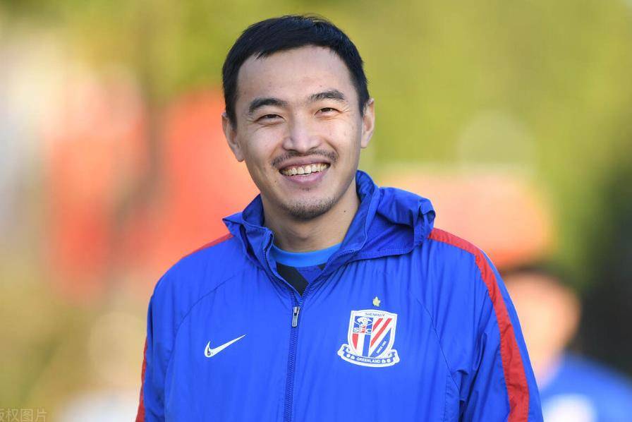 在大连实德腾飞,2009年,前往韩国,在大邱和全北现代,冯潇霆得到了很多