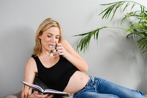 怀孕期间，身体出现这三种“症状”，就提醒你该补水了！_现象_女性_嘴唇