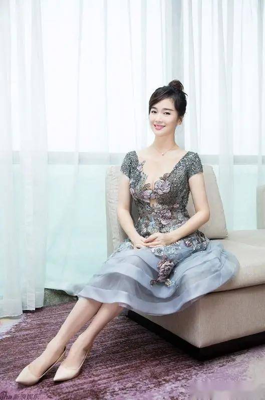 才华横溢左小青,尤物身材写真,女神的美貌与才华让人一见倾心!