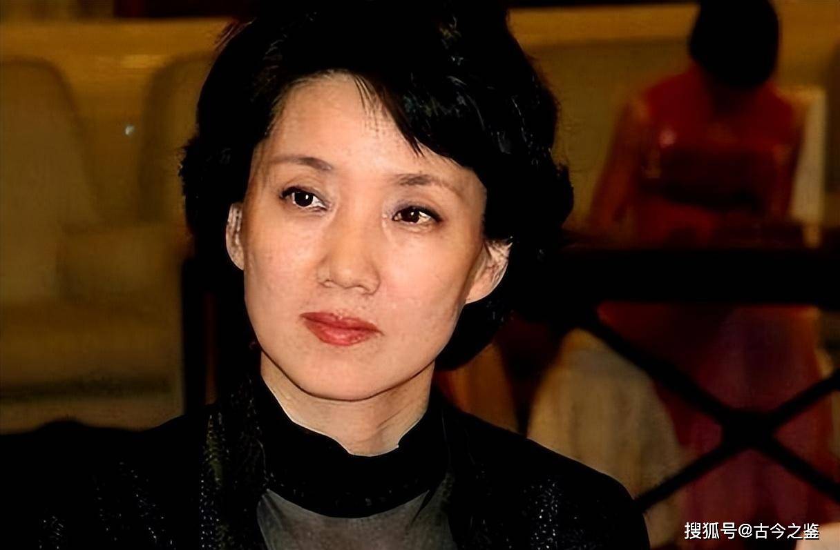 李修平:被誉央视国脸,42岁二婚嫁给省委书记,风光背后满是眼泪