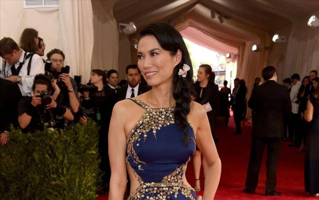 这个四合院和故宫一墙之隔,价值十几个亿,主人名叫邓文迪