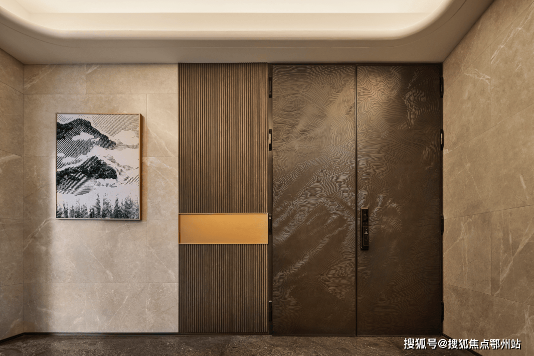 步入玄关处,以一整面森林绿大理石背景墙做视觉隔断,搭配两侧艺术造型