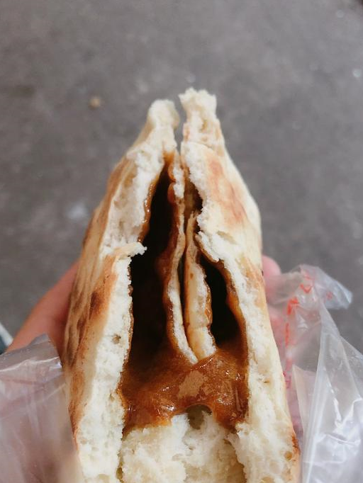 藏在成都老居民小区的美食,最资格的红糖锅盔!