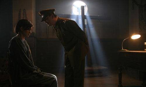 电视剧中,民国时阴森的审讯室里为什么总会有一个恐怖的排气扇?