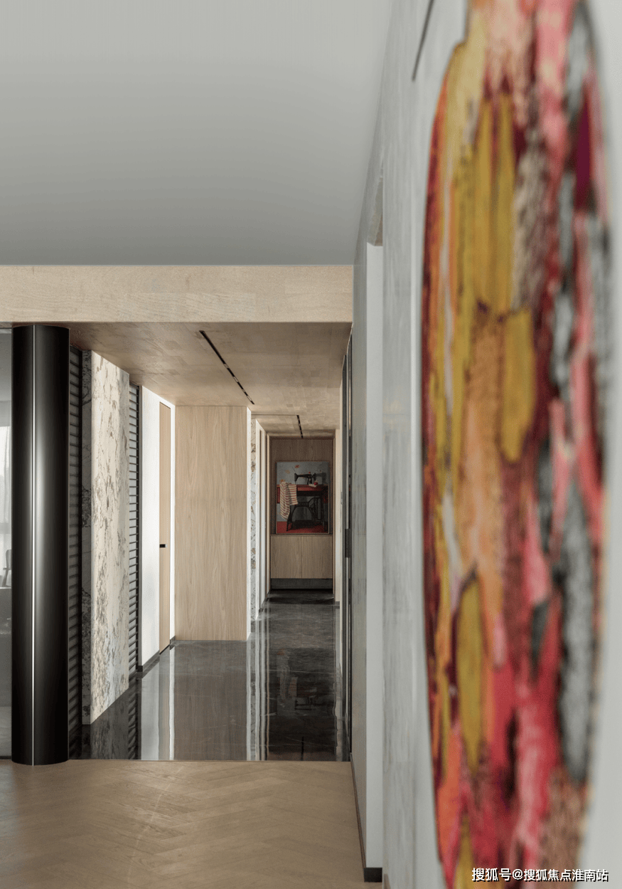 走廊像是精心布置的画廊,一步一景,踏入其中,感觉不到空旷感,有的只是