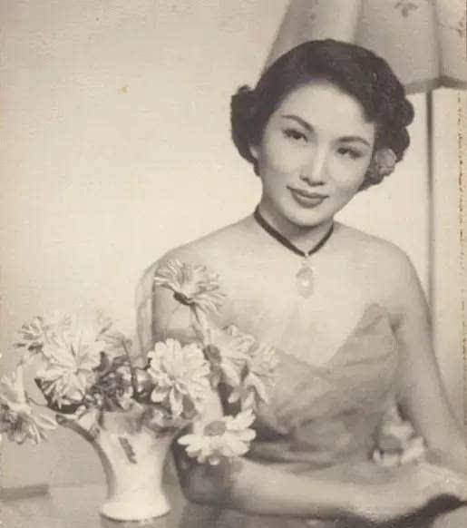 图 | 年轻漂亮的韩菁清梁实秋和韩菁清这一对可算是忘年恋了,一个71岁