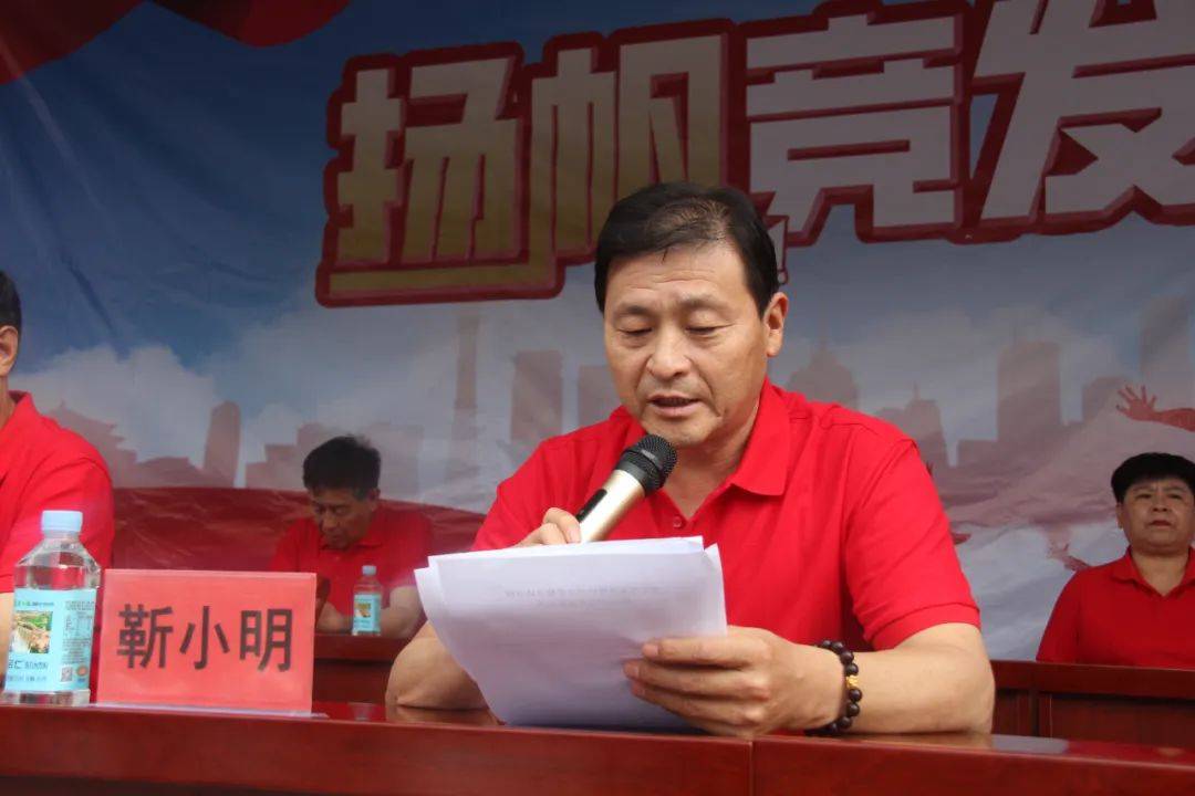 学校董事长秦树兰和总经理褚文忠特别为每位考生都赠送了一份巧克力