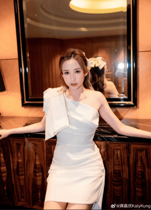 tvb视帝为女儿庆生!9岁寿星继承父母高颜值,龚嘉欣包办派对甜品