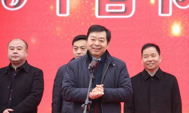 全村凑70元供他创业,身价百亿后他宴请乡亲,一人发一摞百元大钞