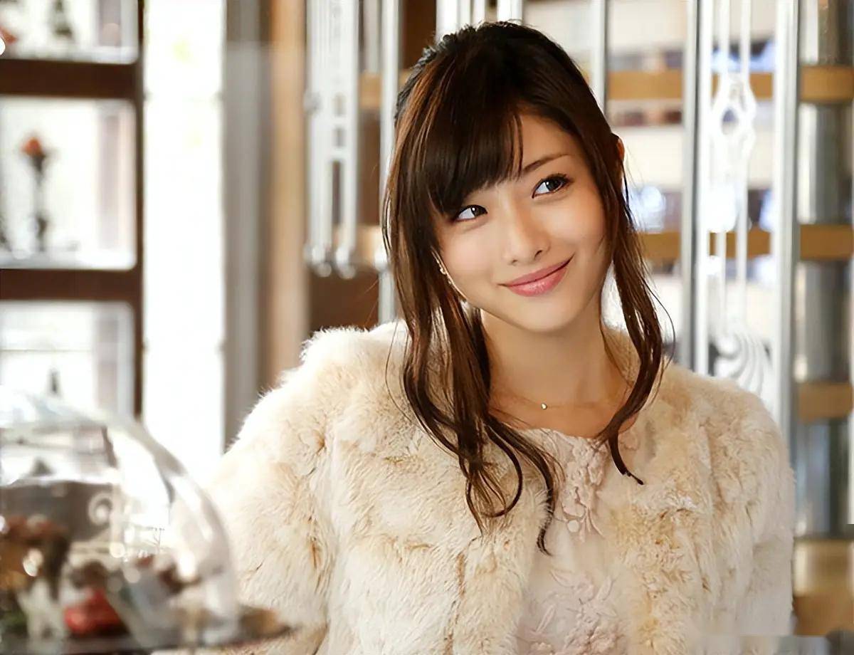 石原里美写真集37岁女神的风采,美貌与才华的完美结合!