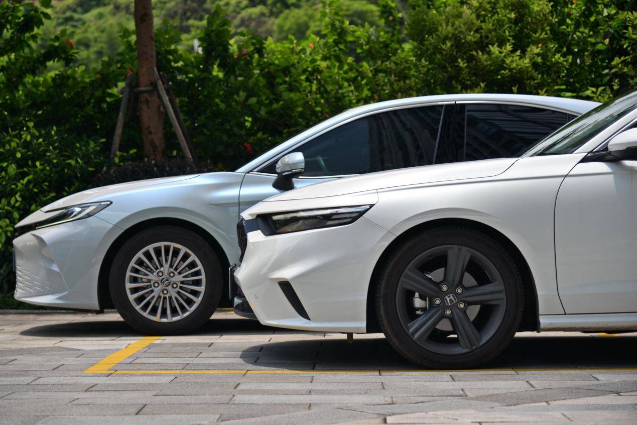 但英仕派燃油版前后轮规格为235/45 r18,凯美瑞燃油版前后轮规格为215