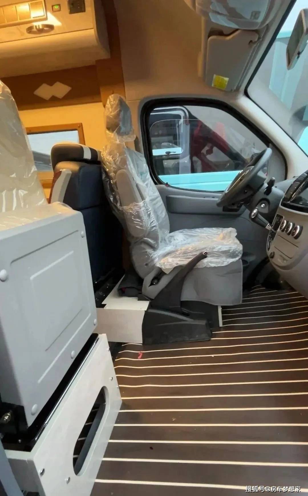 6月14日 沈阳国际房车展 阳光尚游"大胖虎" 呼啸而来!不到20w开回家!