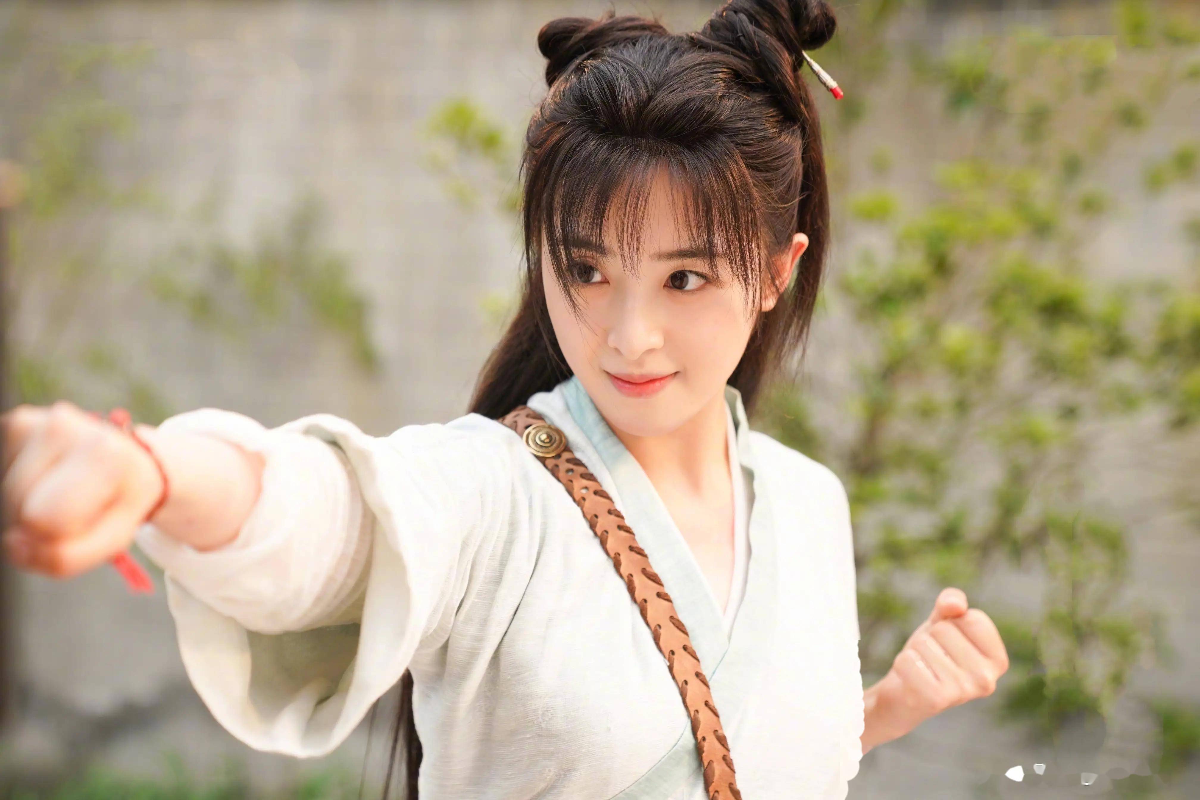 34岁的张含韵性感写真,让人直呼:这谁能hold住!